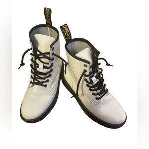 Dr Marten white lace up boots! Size 7! Great condition!